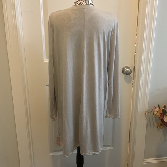 NWOT. Woman’s long sleeve tunic style top with round neckline and contrast hem. - Picture 6 of 10